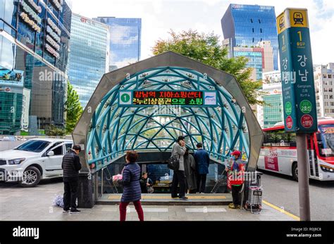 강남역 혼밥, 그리고 도시 속의 고독과 자유